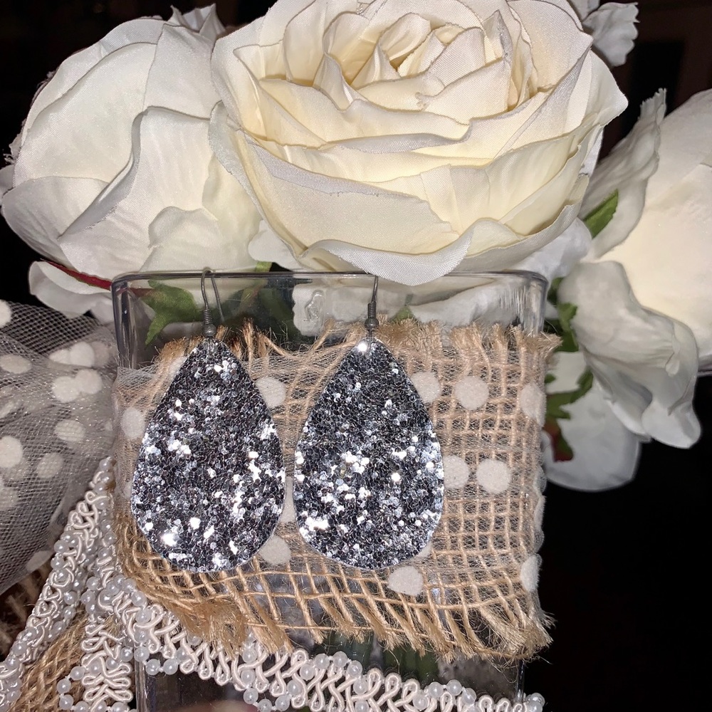 Very sparkly , silver teardrop silver faux leather